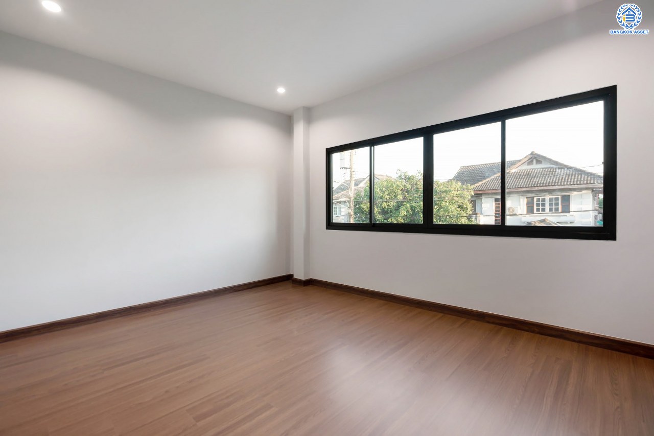 บ้านมือสองตกแต่งใหม่ โครงการ พลับพลาวิลล่า บรมราชชนนี หลังใหญ่พิเศษพร้อมอยู่ เนื้อที่ 57 ตร.ว. ดีไซน์สวย ฟังก์ชัน 4 ห้องนอน 3 ห้องน้ำ 2 ที่จอดรถ บนทำเลเดินทางสะดวก เชื่อมต่อหลายเส้นทาง ใกล้เซ็นทรัลปิ่นเกล้า จุดขึ้นทางด่วน "ศรีรัช" และเพียง 10 นาทีถึงMRT "สถานีไฟฉาย"